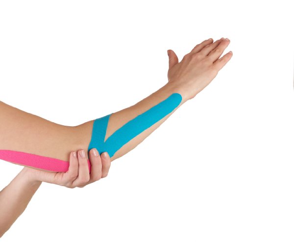 kinesio-tape am arm aufgeklebt